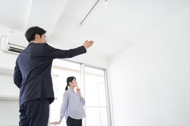 家の案内をする不動産営業マン