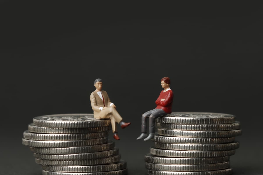 100円玉に座っている人形