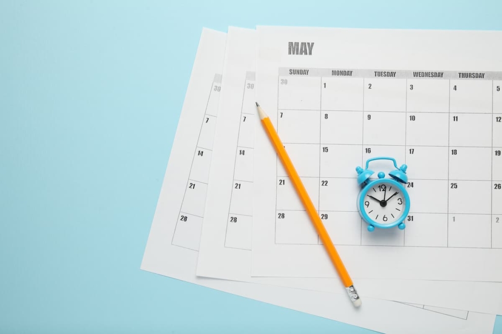 カレンダーと時計と鉛筆