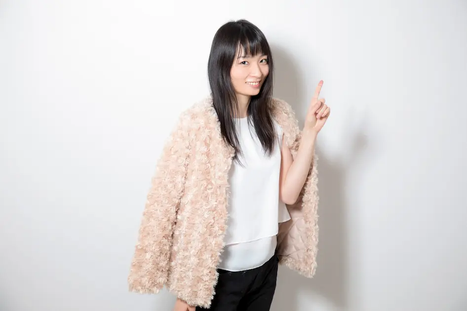 おすすめの商品を紹介する女性